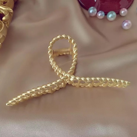 Anthropologie Accessories - Metal gold hair clip accessory